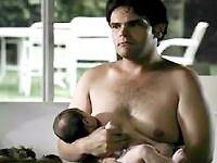 Companhia Athletica: Mužské kojení z prsou