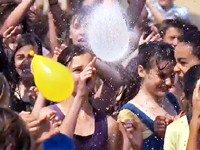 Schweppes: Praskající balónky plné vody