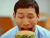 Burger King: Hadí muž se plazí pro hamburger