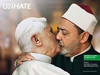 Benetton UNHATE: Papež líbající imáma rozčílil Vatikán