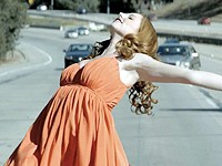 Sebevražedný tanec mezi auty na dálnici (Muse)