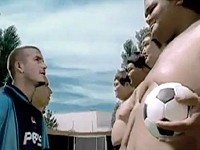 Pepsi: Nerovný zápas fotbalistů se zápasníky sumó