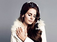 H&M: Lana Del Rey má ráda modrý samet