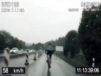 Videoflot: Šílenec na kole na dálnici D1