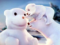 Coca-Cola: Polární medvědi staví sněhuláka