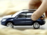 Volkswagen Tiguan: Malý kluk si hraje s modelem