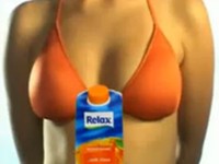 Relax: Prsa nebo pomeranče? (zakázaná sexy reklama)