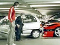 Centraal Beheer: Nešikovný stařík nabourá auto