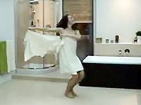 JIKA: Žena tancuje v koupelně