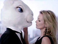 Basement: Sexy Kate Moss svádí králíka
