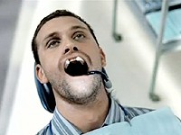 Oskar: Šílený zubař trhá preventivně zuby