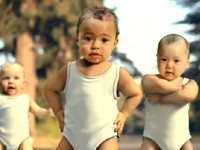 Evian: Zázračné děti na kolečkových bruslích
