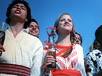 Coca-Cola: Chtěl bych koupit světu Coca-Colu (Hilltop)
