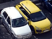 Citroën C4 Cactus: Šílená blondýna parkuje v Praze